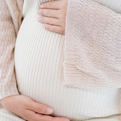 他们会暗示🔨🎪老板，可以帮忙解💀🌓决“消防、环🕰🇬🇪保等卡脖子的🇸🇨那里可以代孕